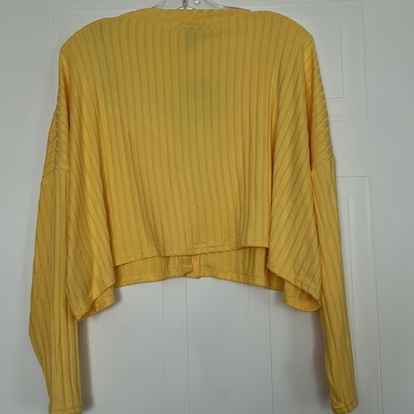 (NEW) Cropped Cardigan - Picture 2 of 2